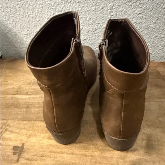 Cliffs by White Mountain Tan Ankle Booties size 10 - Picture 4 of 7
